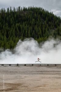 Una niña hace malabares en un andador peatonal del Grand Prismatic Spring de Yellowstone