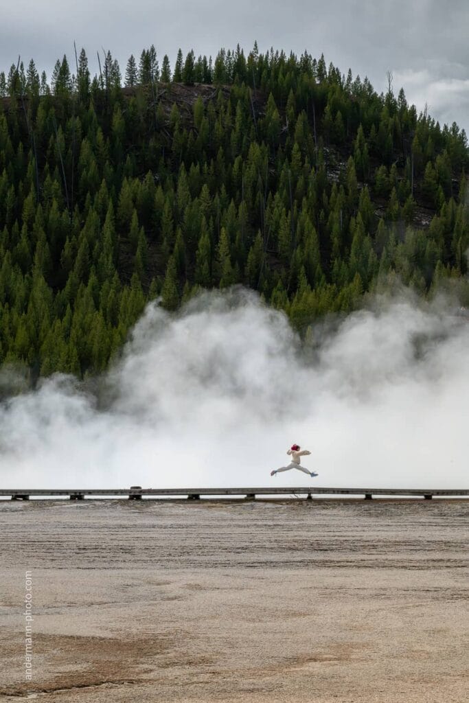 Una niña hace malabares en un andador peatonal del Grand Prismatic Spring de Yellowstone