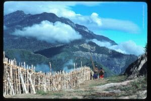 Indígenas Dani que resguardan una rudimentaria barda en el valle de Baliem, cerca de Wamena